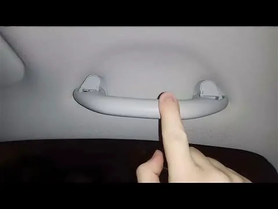 Как снять потолочную ручку