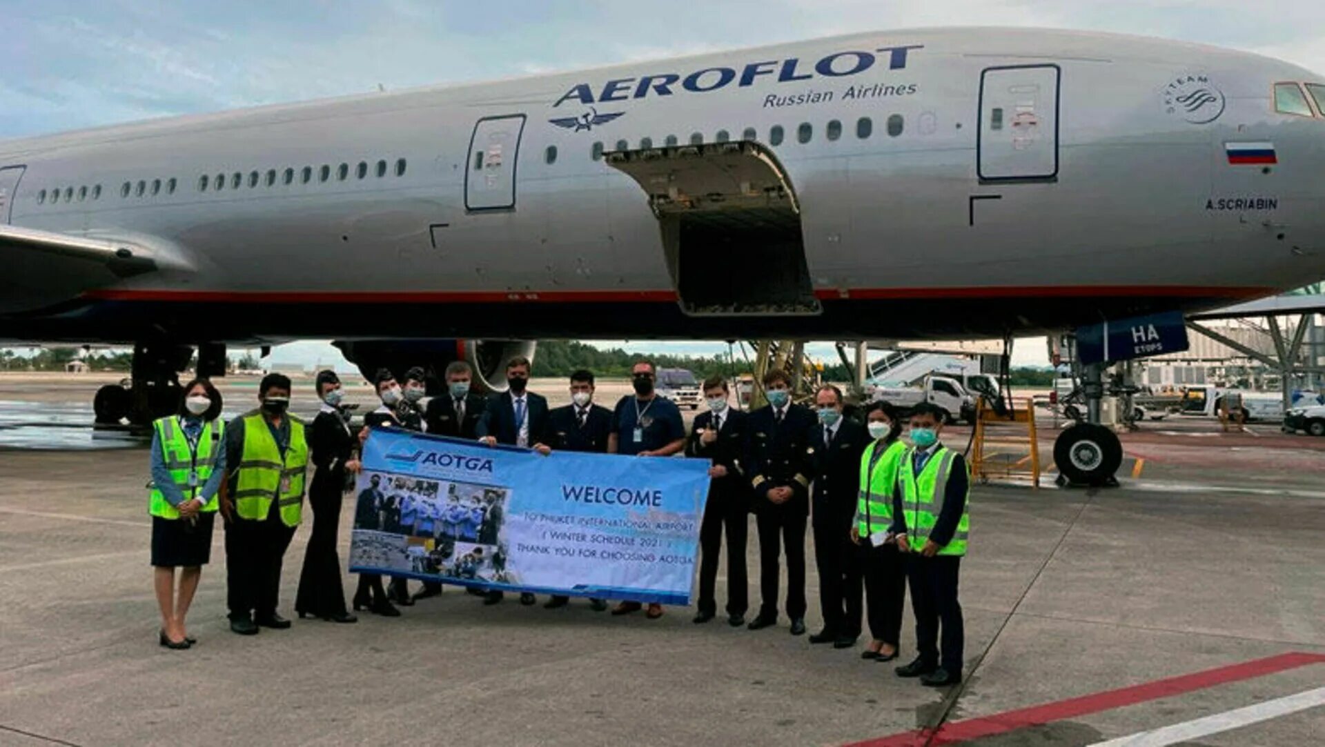 Маршрут самолета москва пхукет. Чартер пхукет икар. Тайланд из самолета. Самолет задержка рейсов. Боинг 777 тайланд.