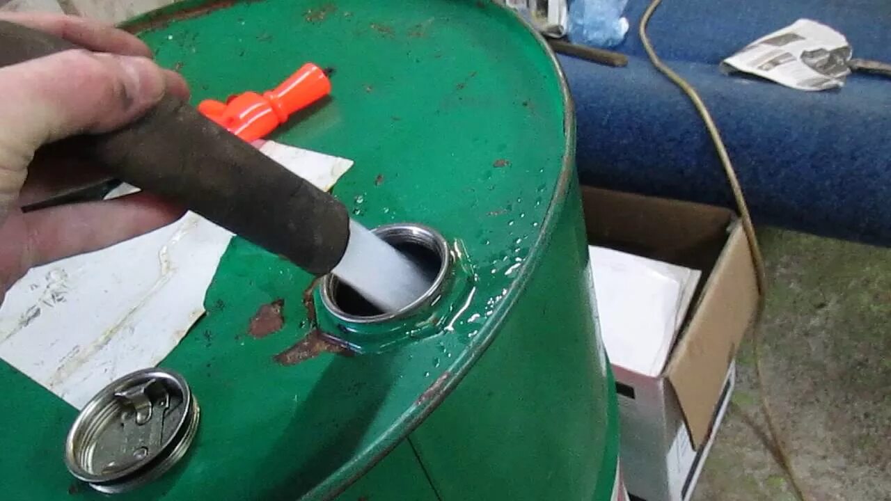 Самодельная помпа для откачки воды. Насос для бочки 200 л для полива. Как сделать насос из бочки. Погружной насос для капельного полива. Как сделать насос из бочки.