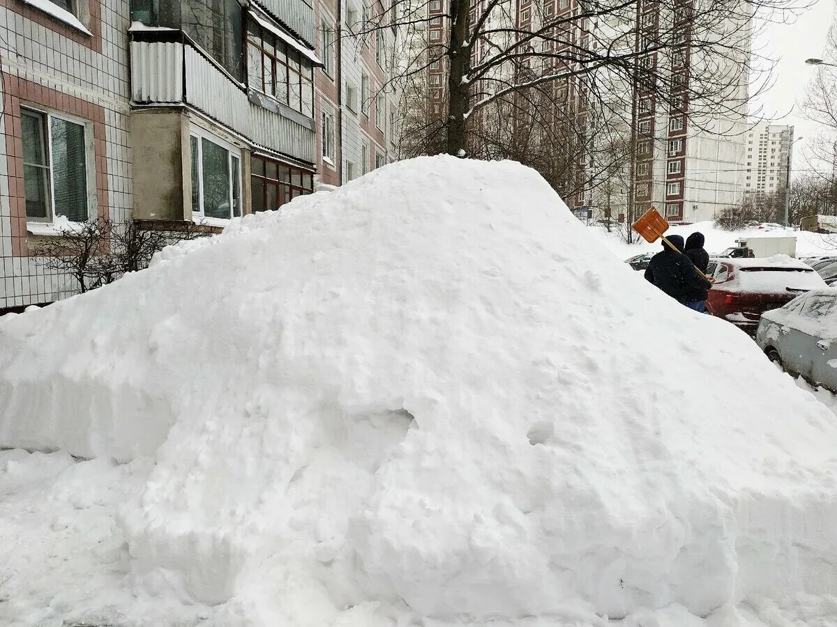 К чему снится белые сугробы. Большие сугробы. Гигантские сугробы. Огромные сугробы во дворе. Сугробы в России.