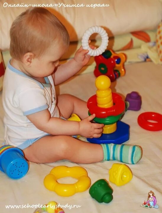 Какие игрушки нужны ребенку для развития. Игрушки для малышей 6 месяцев. Развивающие игрушки для малышей от 6 месяцев. Игрушки для 5 месячного ребенка. Игрушки для малышей 8 месяцев развивающие.