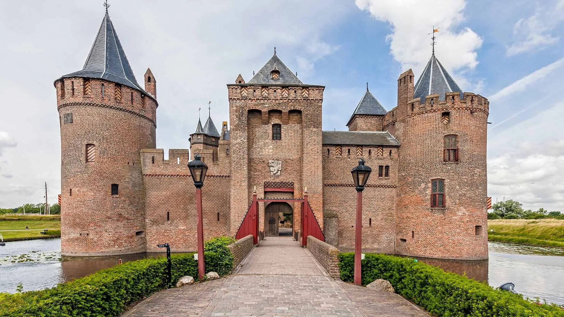 средневековый замок феодала. средневековая франция замок феодалов. замок рыцаря средневековья. замок рыцаря феодала. замок жолни франция.