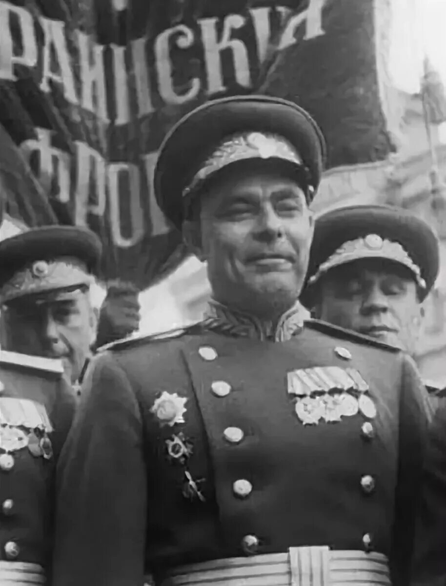 Брежнев на параде победы 1945. Брежнев участник парада победы 1945. Брежнев 1945. Брежнев 1945. Брежнев 1945.
