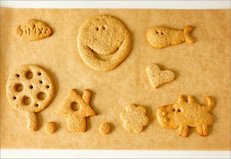 Печеньки домашние детские. Стряпаем с детьми печенье. Печенье вместе с детьми. Дети пекут печенье. Печенье вместе с детьми.