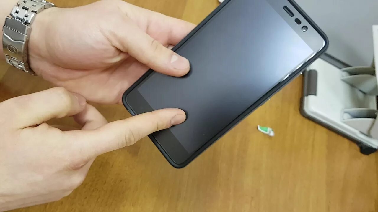 Матовый защитный экран. Защитное стекло Xiaomi Redmi 5 Plus. Матовая пленка на стекло телефона. Матовая пленка на телефон. Матовая пленка на экран телефона.