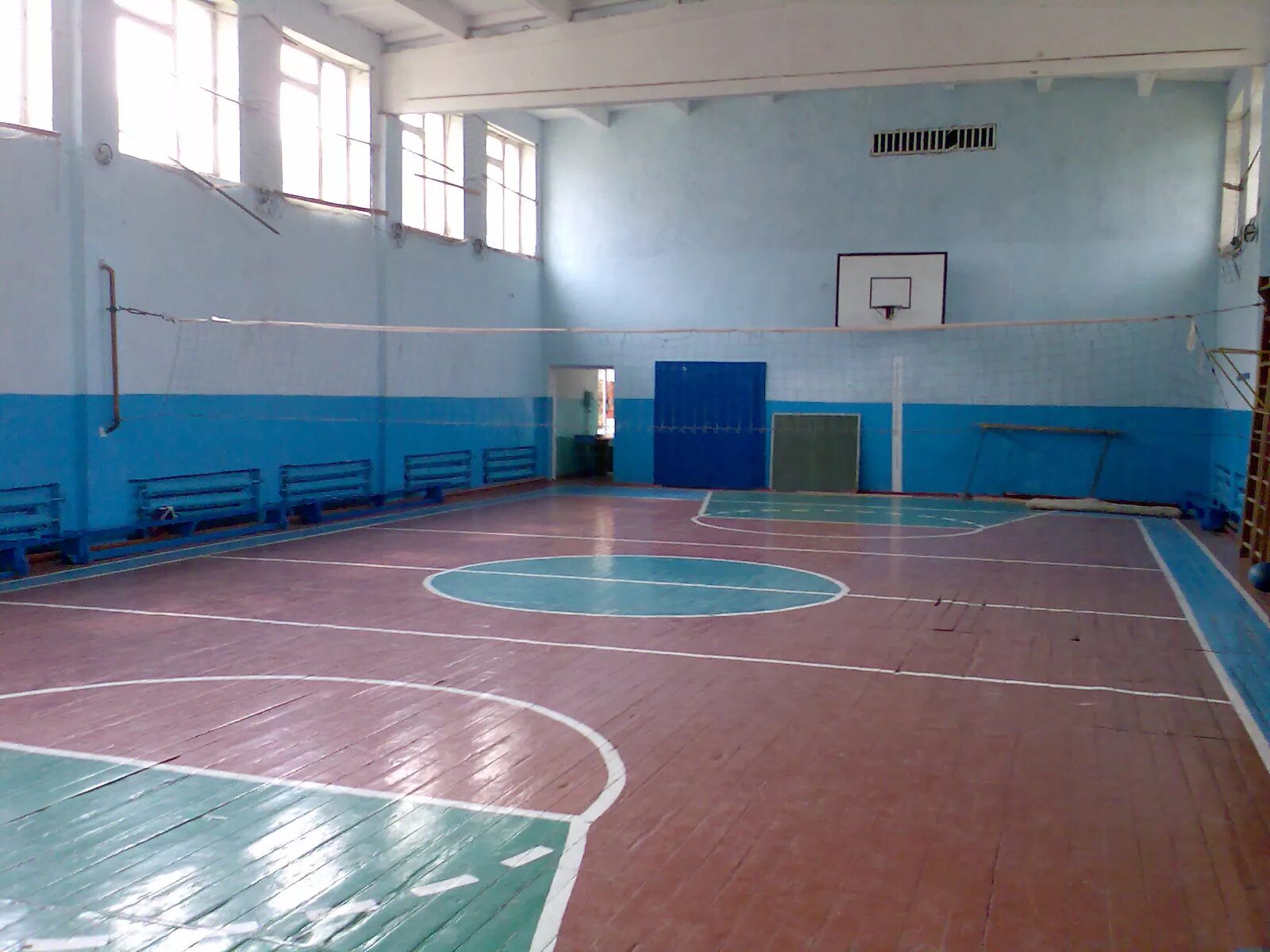 Физ зал. Школа 58 спортзал. школа 91 красноярск спортзал. школа 76 красноярск спортзал. 68 школа омск спортивный зал.