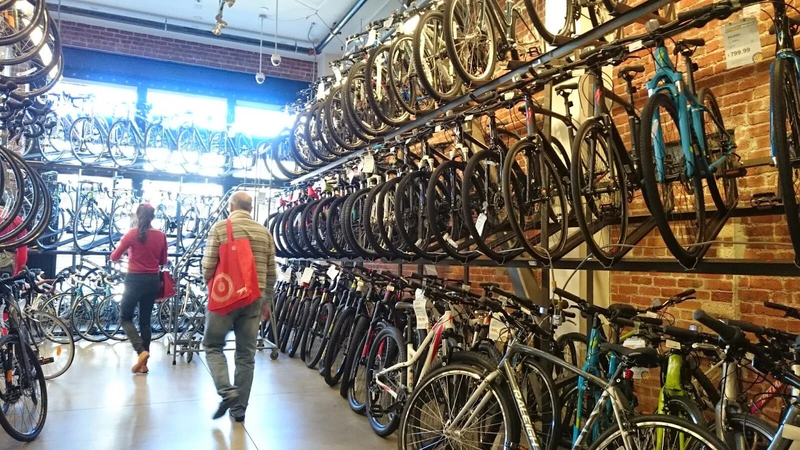 Магазин велосипедов на карте. Витрина для велосипедов. Стеллаж для велосипедов в магазин. Названия велосипедных магазинов. Выкладка велосипедов.
