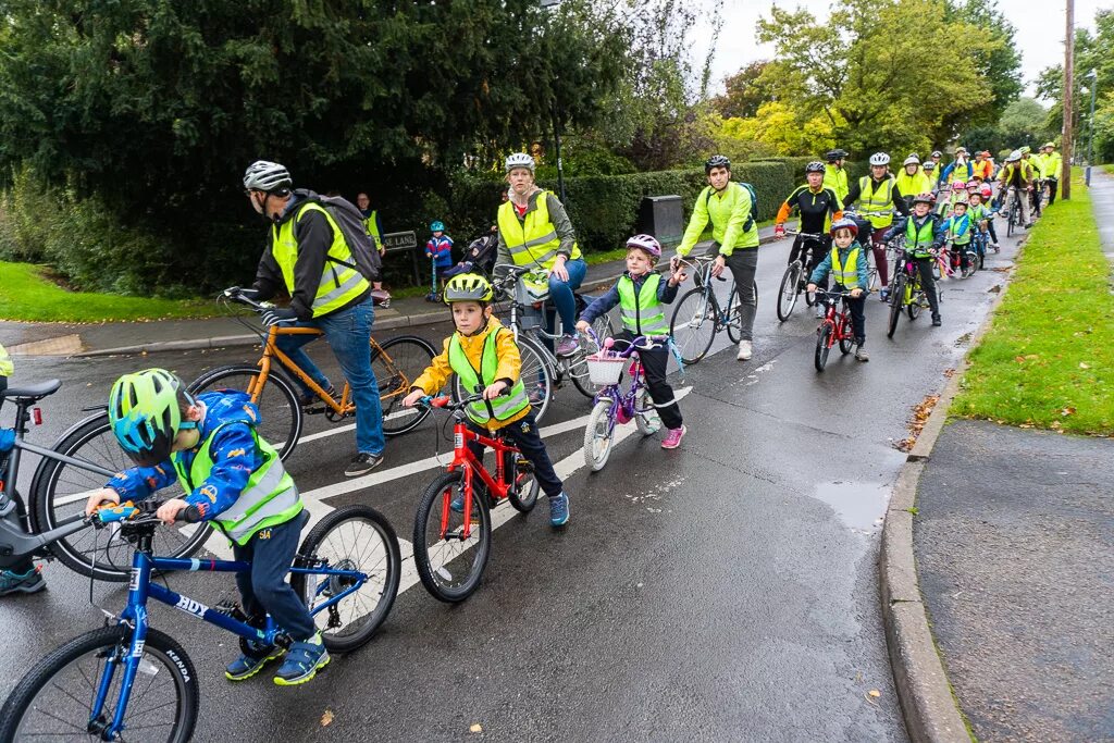 Несовершеннолетние велосипедисты. Автобус и велосипедист. Cycling to School. Cycle to School. На соревнованиях первый велосипедист преодолел