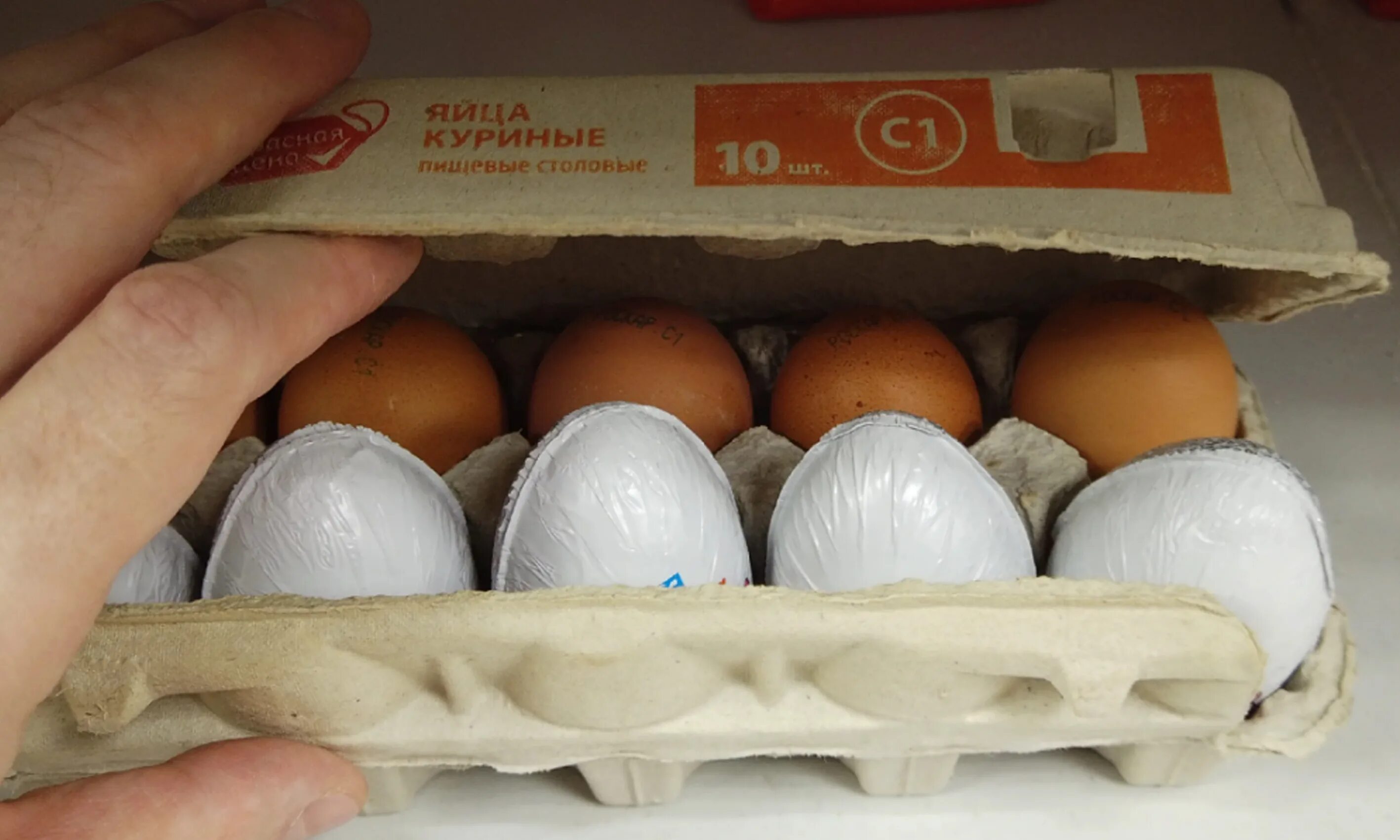 Яйцо куриное коробка. Упаковка для яиц. Лоток с киндерами. Киндер сюрприз в упаковке для яиц. Киндеры в яичной коробке.