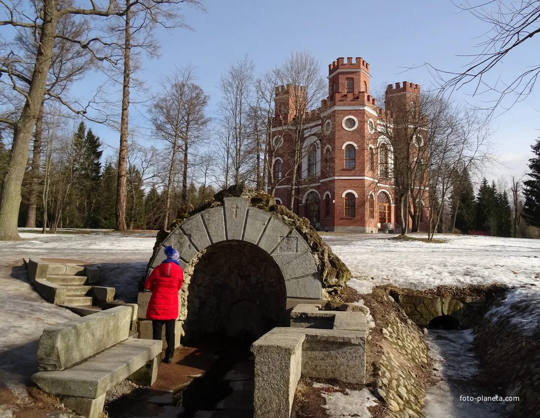 Погода пушкин спб по часам. Грот Родник Пушкин Александровский парк. Грот Родник в Александровском парке. Ворота Руина Александровский парк. Ворота руины в Александровском парке Пушкина.