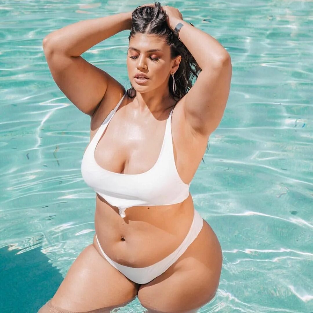 Megan hillard. Мокрые толстушки. Девушка в мокрой рубашке. Мокрые толстушки. Толстая африканка.