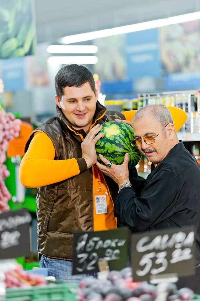 Дикси касса. Дикси продавец. Кассир дикси. Работники магазина. Сотрудники магазина дикси.