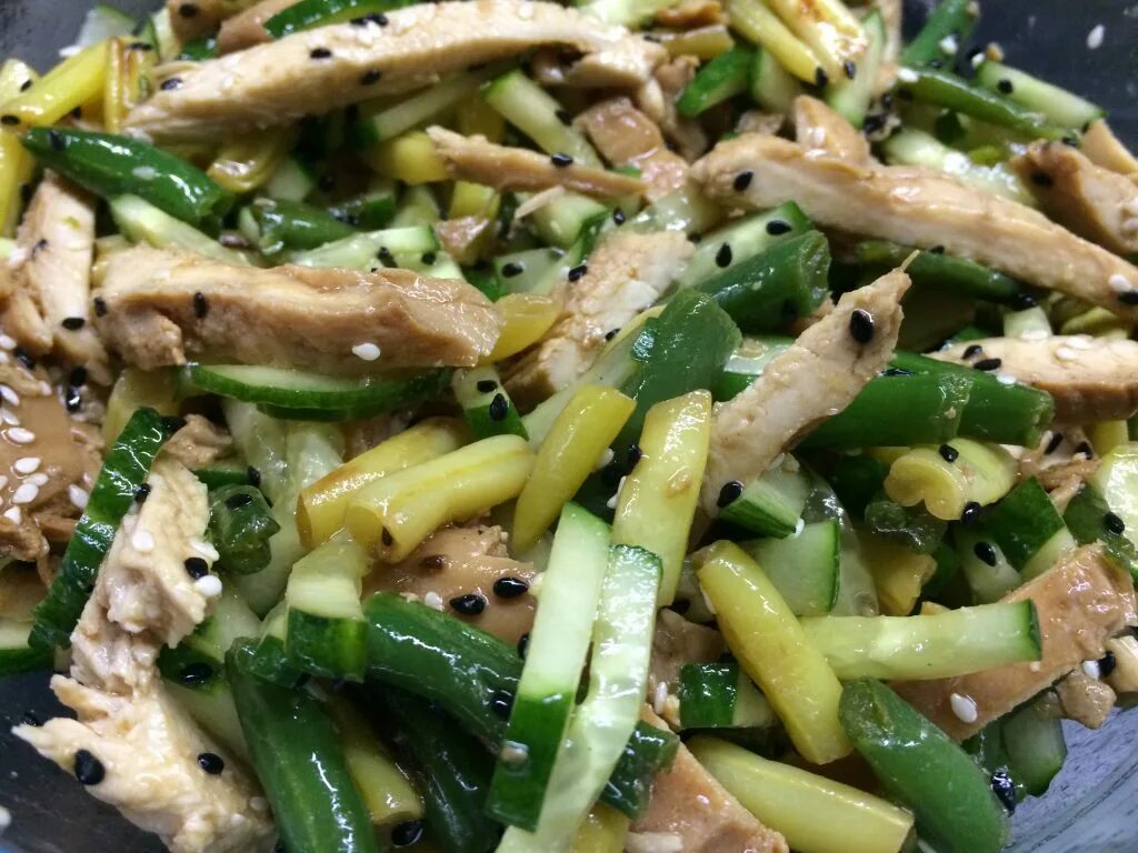 Как вкусно приготовить стручковую фасоль и брокколи. Salat iz sparzevoj fazoli. салат с брокколи и стручковой фасолью. салат из спаржевой фасоли. салат из стручковой фасоли с курицей.