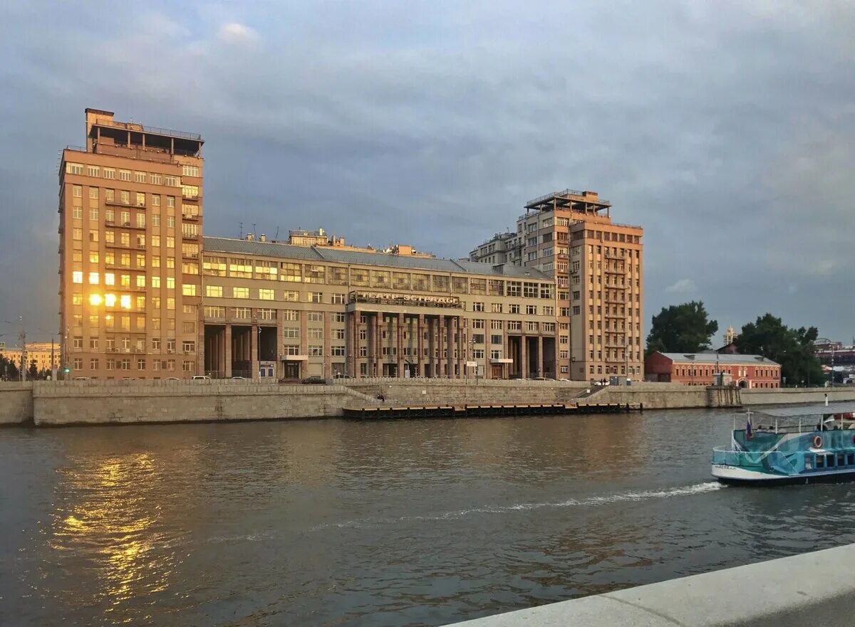 Дом на набережной кто жил. Улица Серафимовича дом 2 Москва. Дом правительства на Берсеневской набережной. Дом на набережной, Москва, улица Серафимовича, 2. Дом на набережной ул Серафимовича 2.