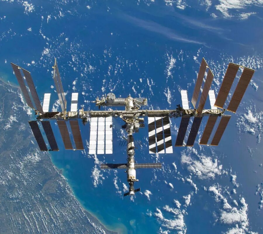 МКС Роскосмос арт. Фото современная орбитальная станция с надписью. Space Station 14 g.