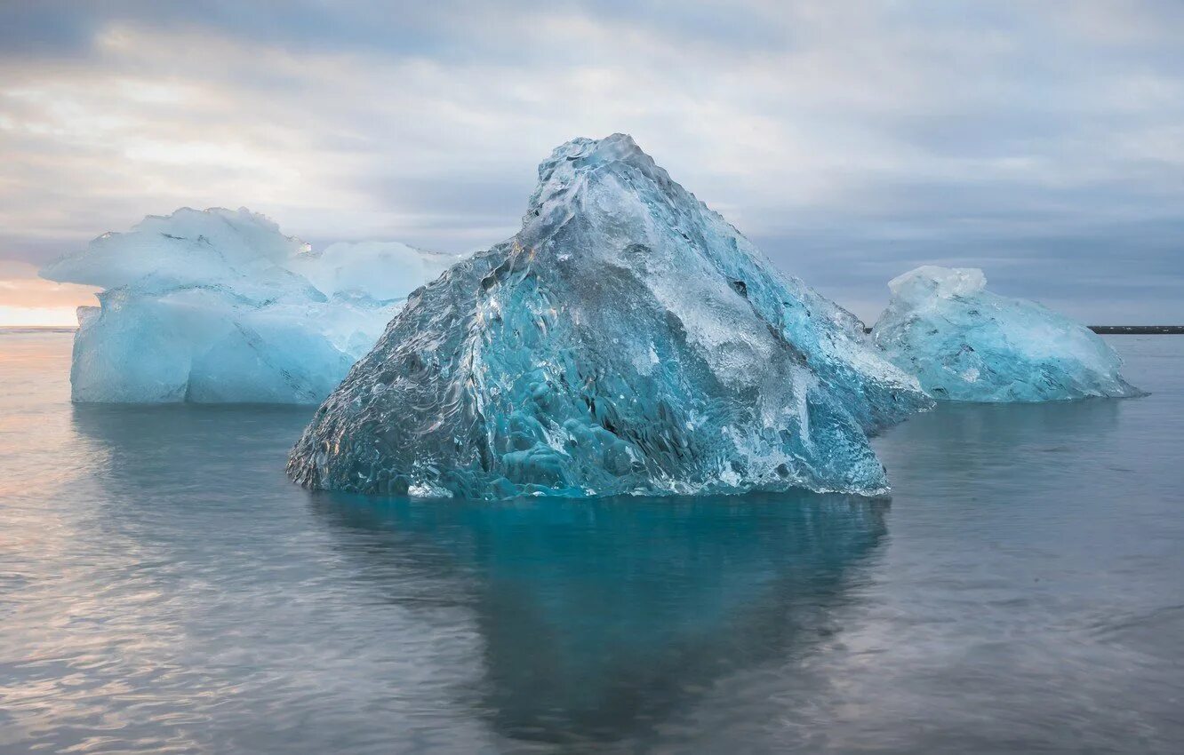 Большой кусок льда. Айсберг Ледяная плавучая гора. Айсберг льдина. Глыба айсберга. Айсберг лед.