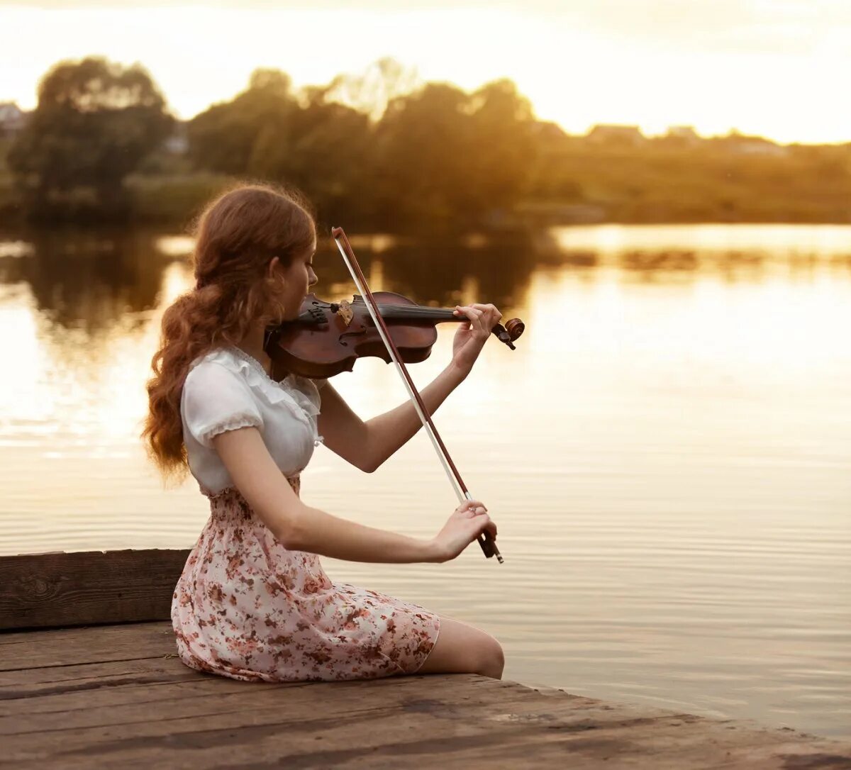Девушка скрипачка. Девушки со скрипкой. Фотосессия со скрипкой на природе. Скрипка на природе.