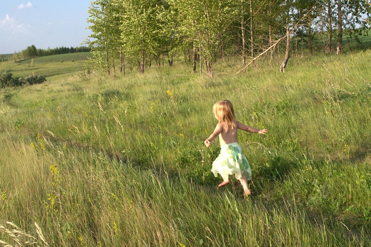 По земле идет большой. Ребенок бежит по траве босиком. Ребенок босиком по траве. Босиком по траве в деревне. Девочка бежит босиком по траве.