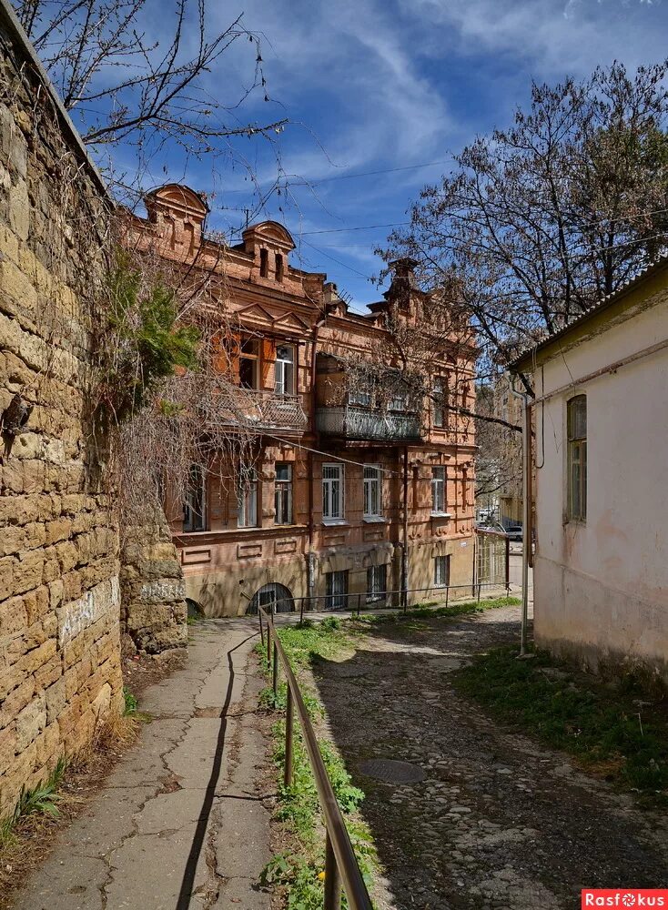 Красивые улицы кисловодска. Улица Кисловодская Кисловодск. Кисловодск старый город район. Кисловодск старые улочки. Улочки Кисловодска старинные.