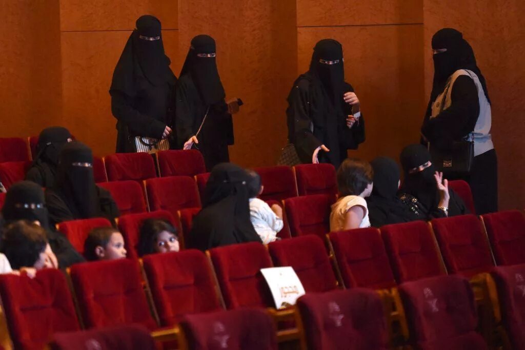 В аравии увидели ли луну саудовской сегодня. Кинотеатры в Саудовской Аравии. Концертный зал в Саудовской Аравии.