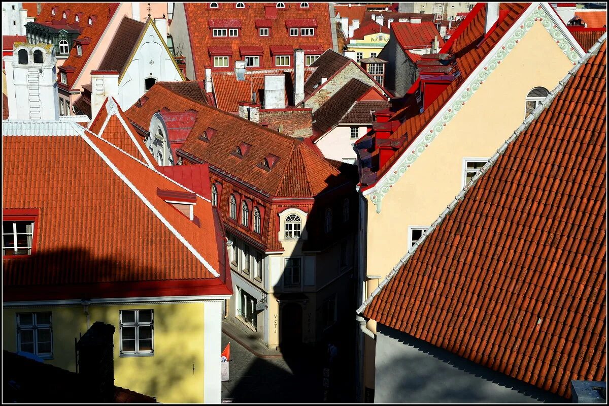 сон старая крыша. старинные деревянные крыши. сон старая крыша. крыши старого города. одинокий домик ночью.