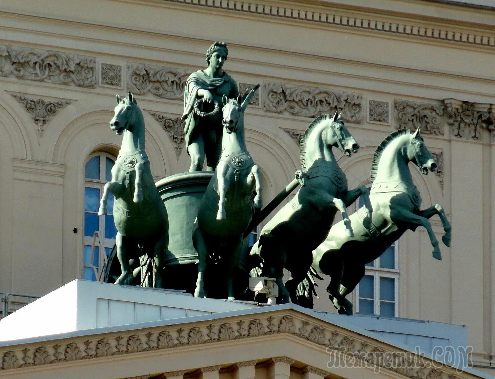 Скульптура аполлона на большом театре. Квадрига на большом театре в москве. Большой театр квадрига аполлона скульптор. Скульптура квадрига аполлона. Статуя на большом театре.