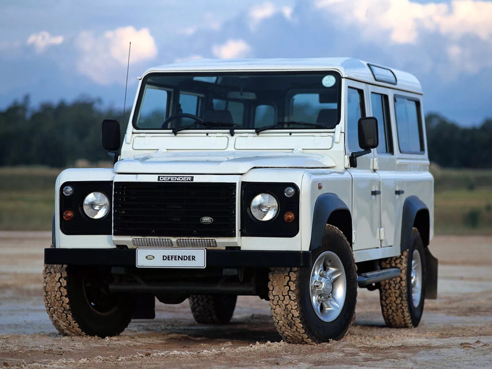 Авто defender. Ленд Ровер Дефендер 110. Ленд Ровер Дефендер 90. Ленд Ровер Дефендер 1. Ленд Ровер Дефендер 4.