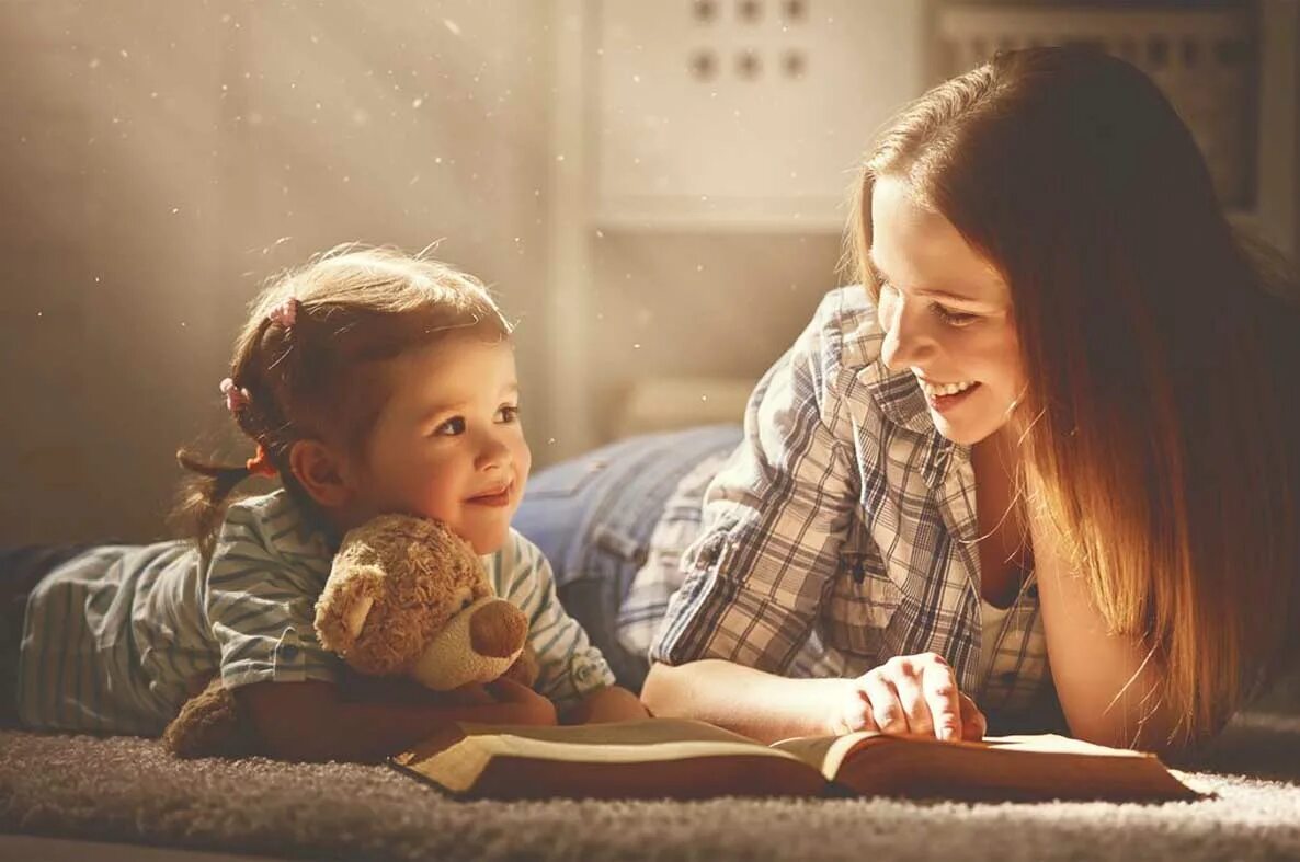 Мама с малышом и колыбелькой. Мама с дочкой со спины. Держи меня ночью мама девочка. Объятия старой мамы. Девушка обнимает ребенка.