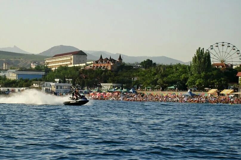 Судак набережная 23. Гостевой дом прибой судак. Судак гостиничный комплекс прибой. Прибой судак. Голубицкая весёлая акула.