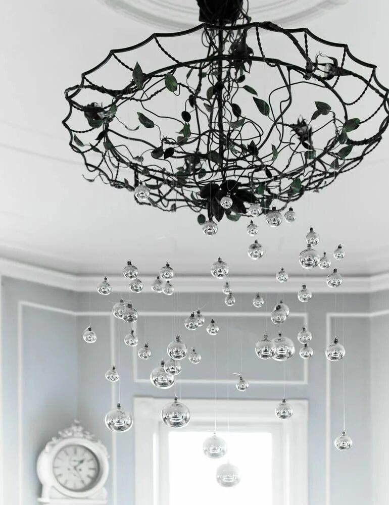 Подвесные украшения для детского сада. Украшения на люстру своими руками. Украшения на люстру своими руками. Люстра из бумажных бабочек. Новогодние украшения из бумаги на люстру.