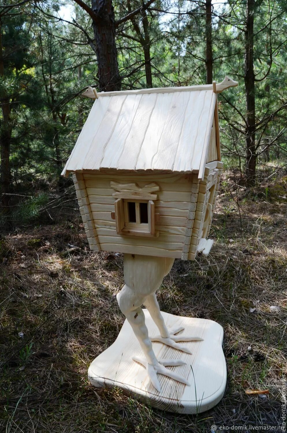 Курьи ножки своими руками. Кормушка избушка бабы яги. Избушка декоративная для сада. Домик на курьих ножках для сада. Домик на куриных ножках.