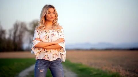 Белокурая полная