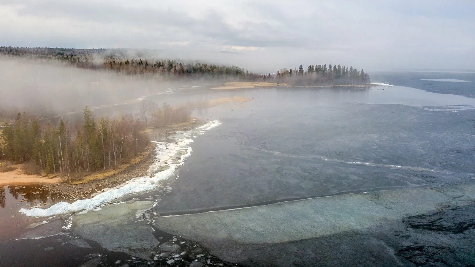 Огромные волны на онежском озере. Онежское озеро в апреле. Катастрофа онежское озеро. Онежское озеро лодка. Катастрофа онежское озеро.