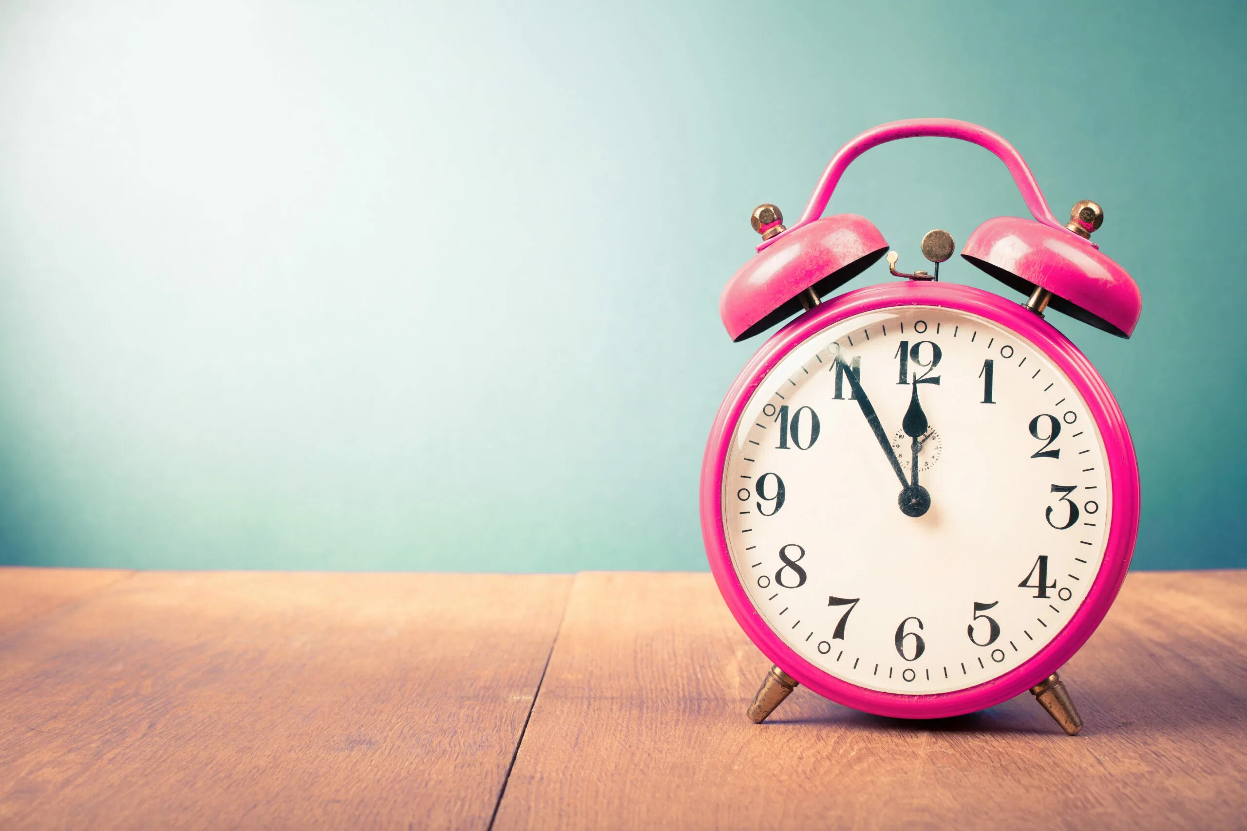 быстротечность времени. часы летят. желаю свободного времени. уходящее время. летающие часы.