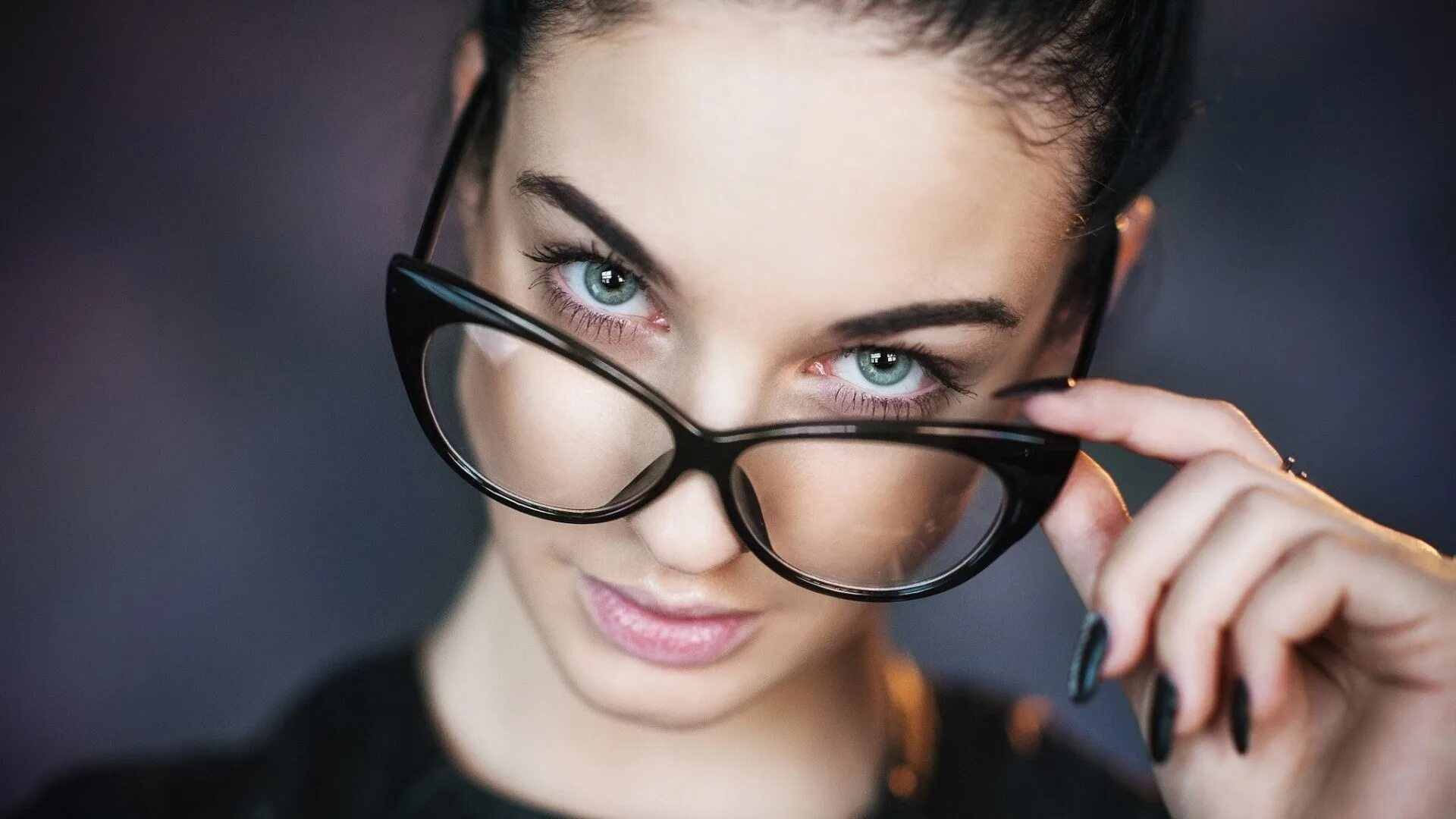 Женщина в очках. Меган фокс ресницы. Фиби тонкин красивая. Алессандро ди чикко портрет взгляд. Портрет девушки.