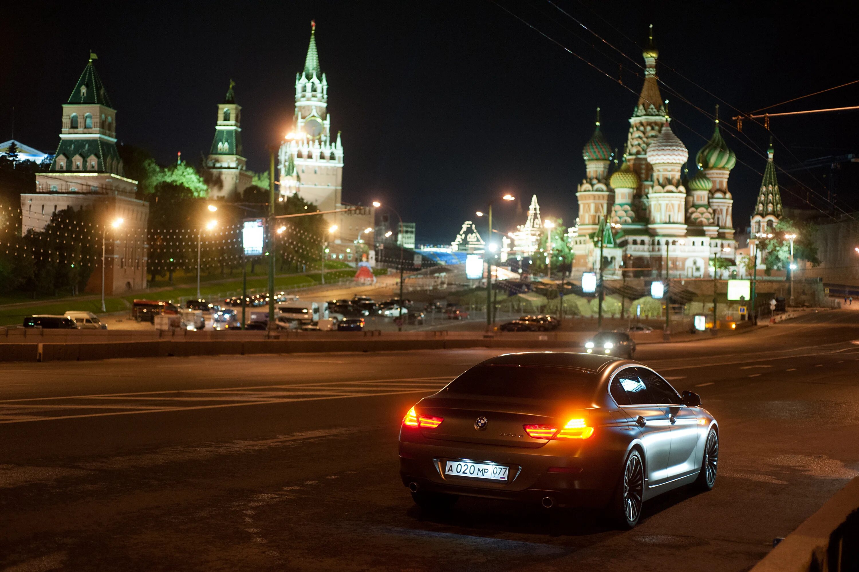 BMW moscwa. Машины в Москве. Автомобиль на фоне Кремля. Московские машины.