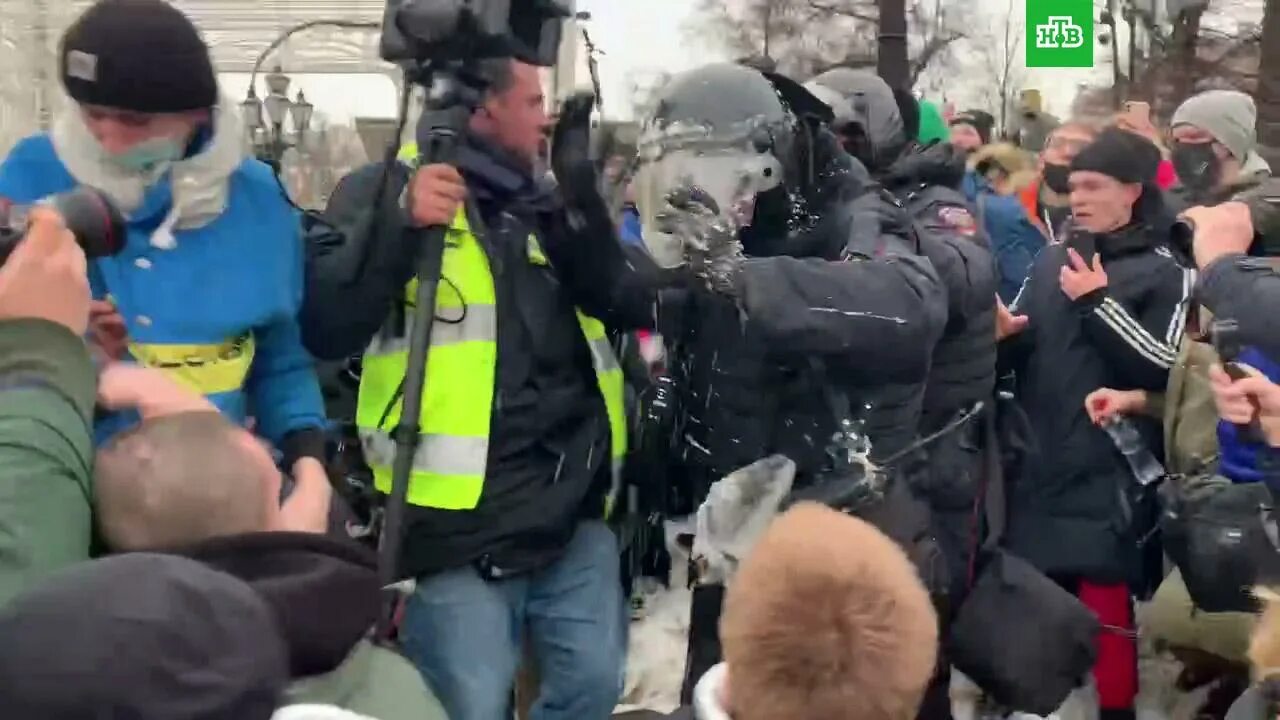 Нападение на территорию. Столкновения с полицией в Москве. ОМОН на площади. Нападение на полицейских в Москве.