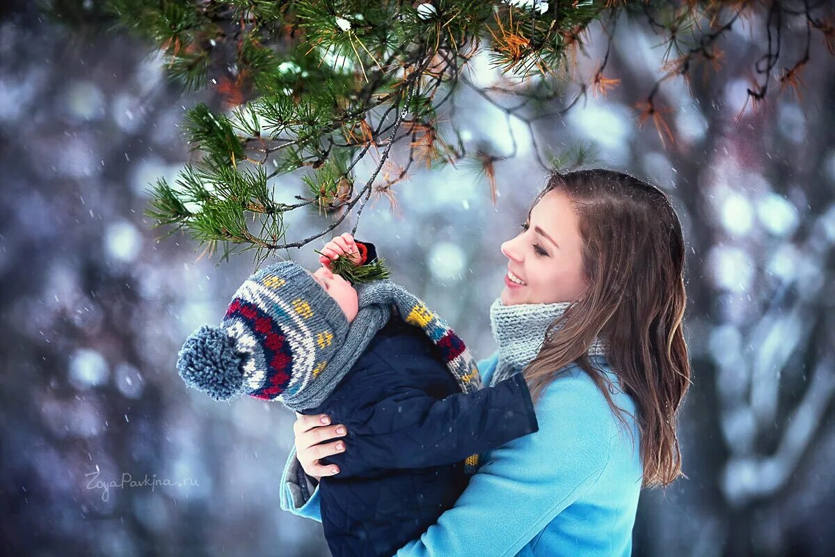 Девушка в новом маме. Фотосессия мама и дочка в студии. Подарок взрослой дочери на новый год. Мама с ребенком зимой. Счастливые дети на желтом фоне.