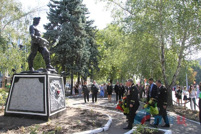 Что стало с шахтерами в амурской области. Памятник Шахтеру антрацит. Шахтеры в Антраците. Памятник в Антраците шахтерскому. Шахтёры город антрацит.