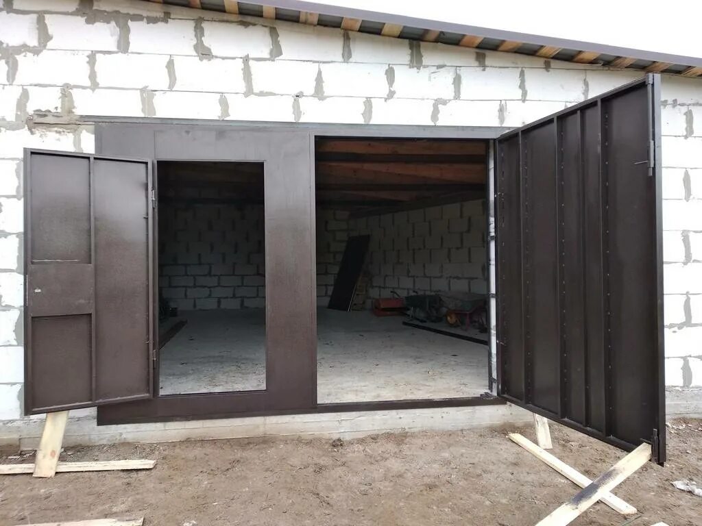 Гаражные ворота из уголка. Утепленные распашные ворота для гаража. Распашные ворота установка гараж. Металлические ворота для гаража. Ворота гаражные 3х3 распашные металлические.