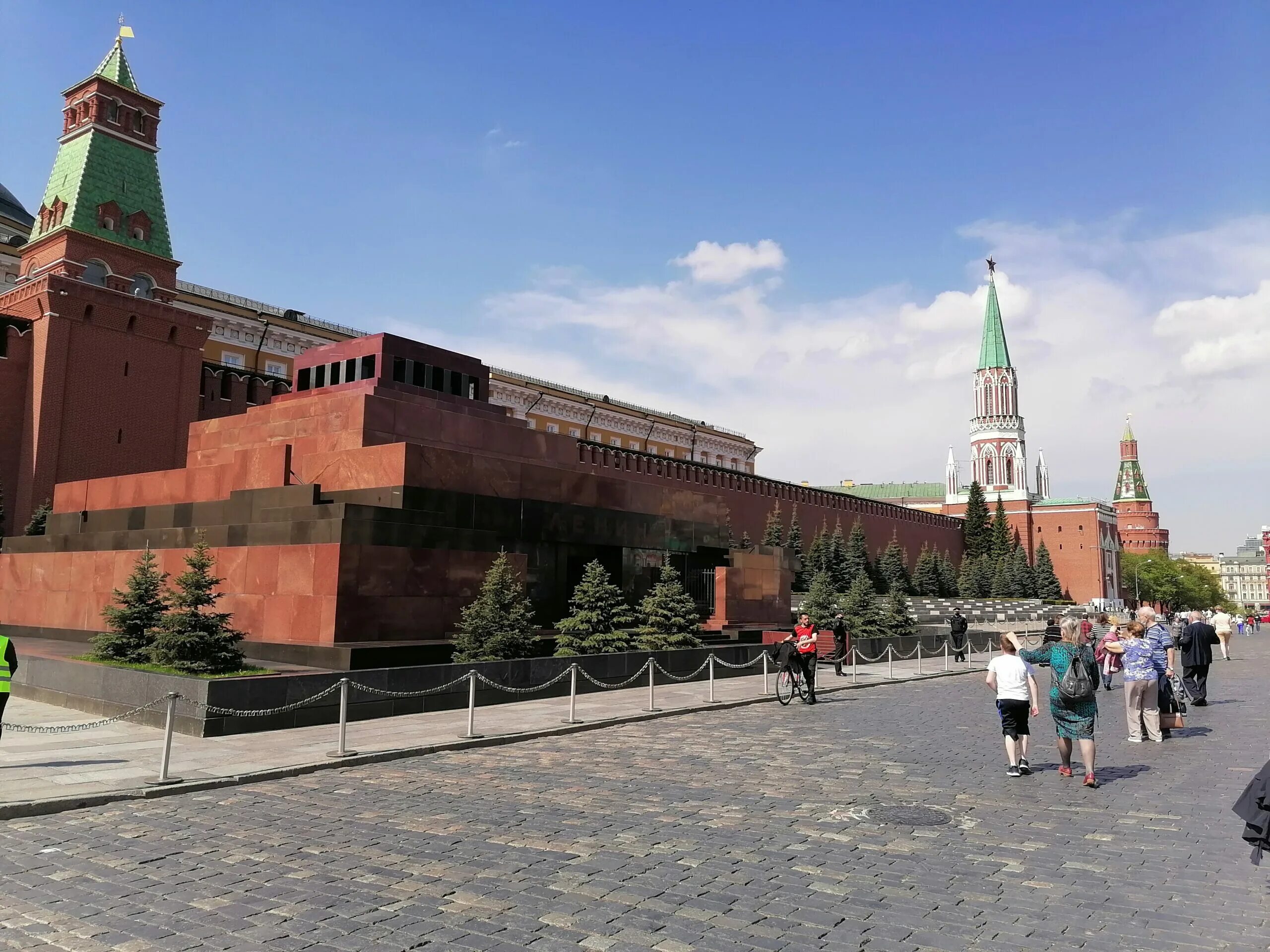 Можно попасть в мавзолей. Мавзолей владимира ленина лобное место. 0 красная площадь мавзолей ленина. мавзолей ленина внутри на красной площади.