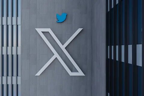Илон Маск установил на офис Twitter логотип X - его сняли через три дня.