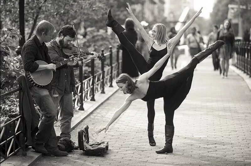 Танцующие люди. Веселые люди танцуют. Люди танцуют на улице. Танец в жизни человека. Танец есть друзья