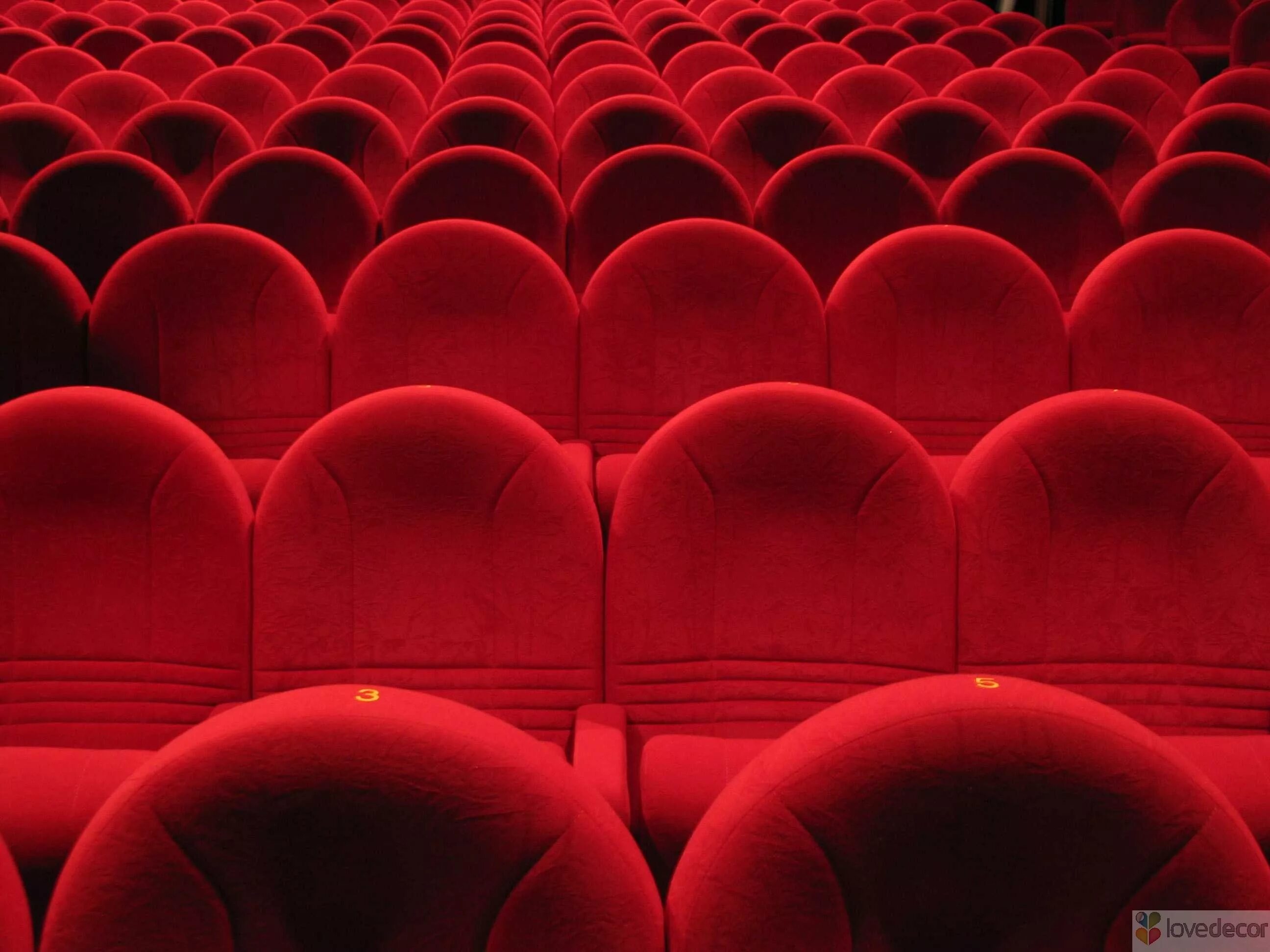 Кресла в театре. Кресла в кинотеатре. Пустые кресла в кинотеатре. Сиденья в кинотеатре