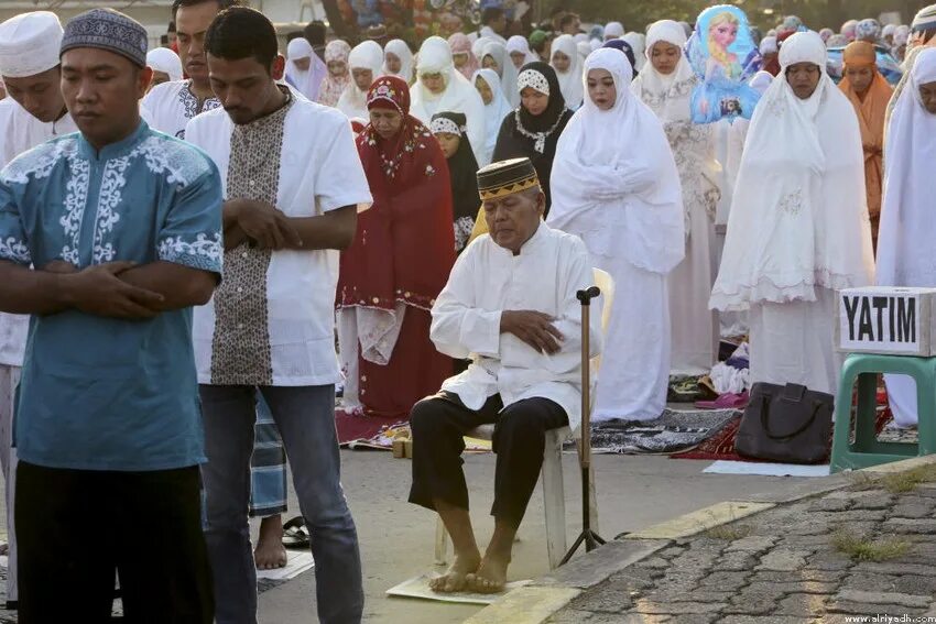 Марокко мусульмане. ИД Аль Фитр в мечети. Главного мусульманского праздника - ИД Аль-Фитр -. Фитра в Исламе.