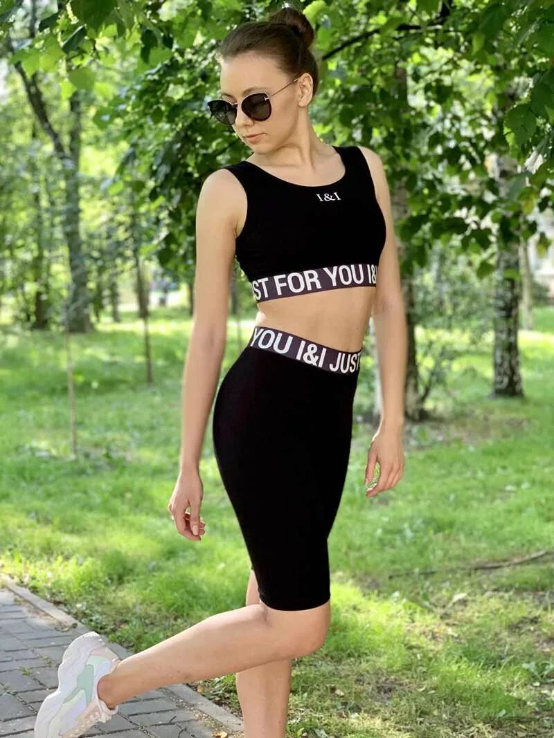 Девушка в велосипедках и топике