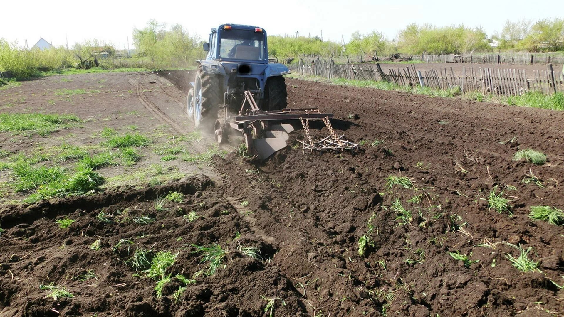 сколько вспахал трактор. 4 трактора могут вспахать поле за 6 часов. сельскохозяйственная техника презентация для дошкольников. пахота на дт 75. трактор т 25 вспашка огорода.