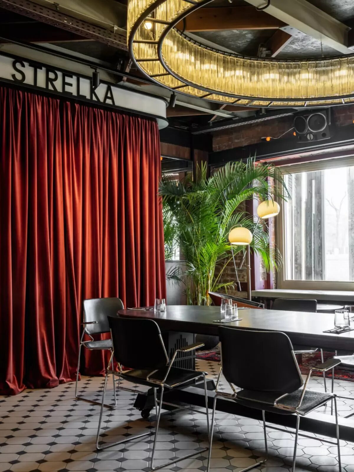 Ресторан стрелка. Бар ер. Паб зе паб. Стрелка красный октябрь кафе. Бар в россии.