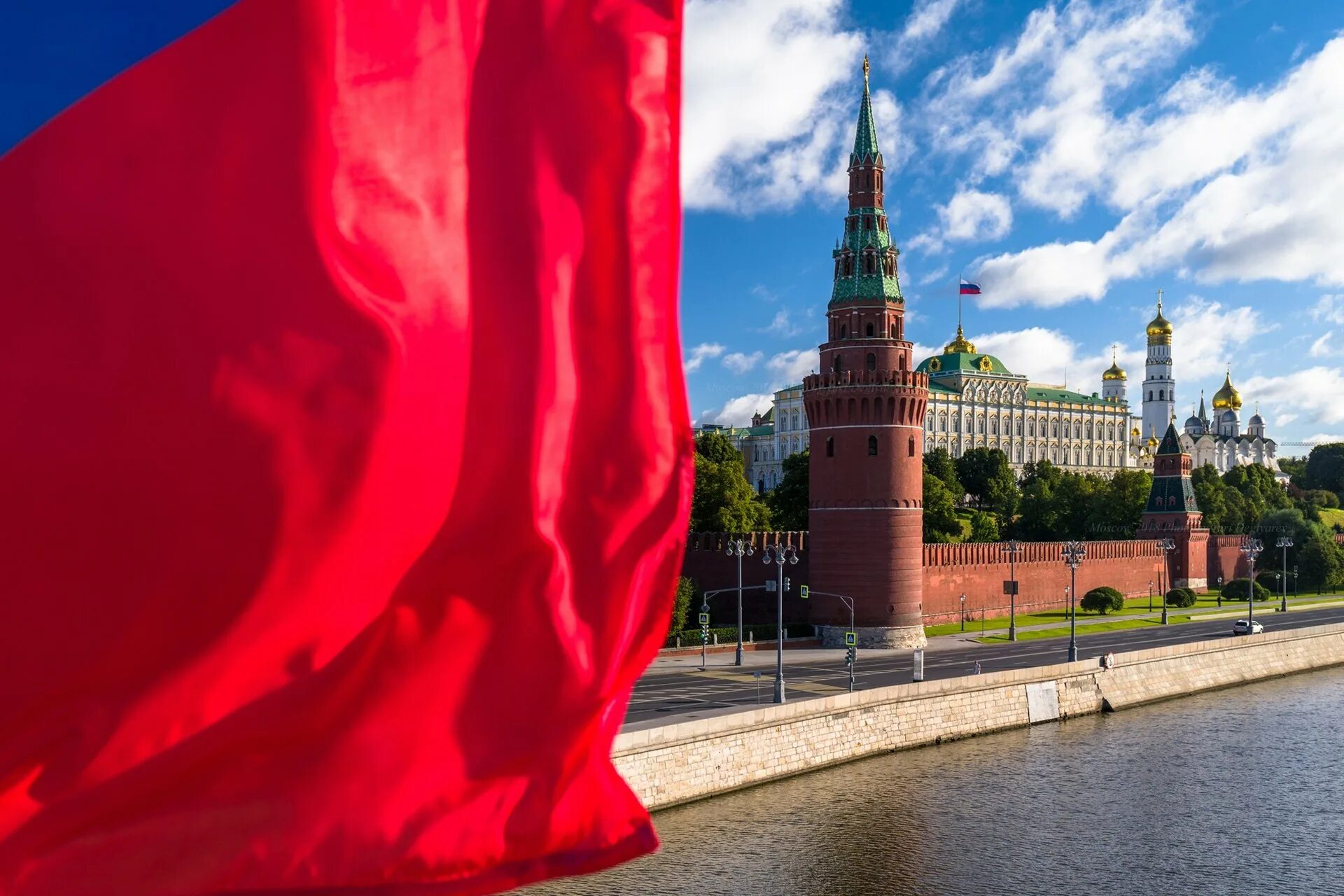 Кремль Москва флаг России. Флаг РФ Кремлин. Знамя Победы и флаг РФ В Кремле. Кремлёвский дворец Кремль с флагом РФ.