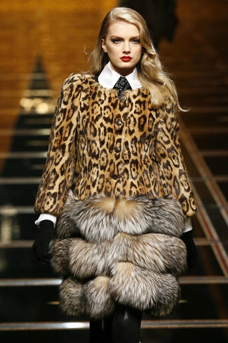 Какие натуральные шубы в моде. Шуба fendi 2025 леопард. норкова шуба фешион коллекция. шуба valentino 2025. шубы леопардовые фенди.